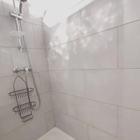 דירה Private 1 Bedroom Flat With Garden Access In *