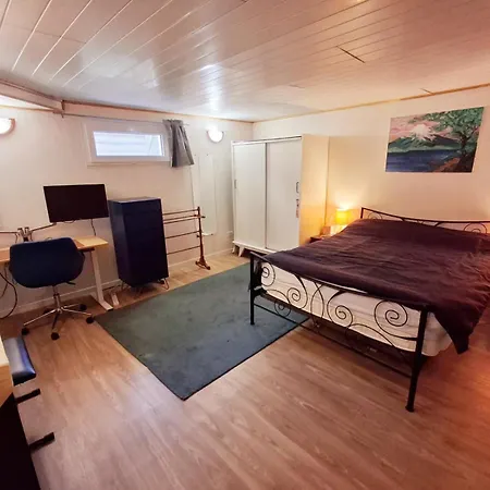Private 1 Bedroom Flat With Garden Access In *